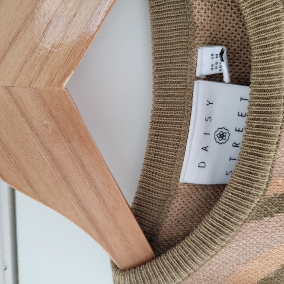 Sleeveless Patterned Top - Picture 3 of 3